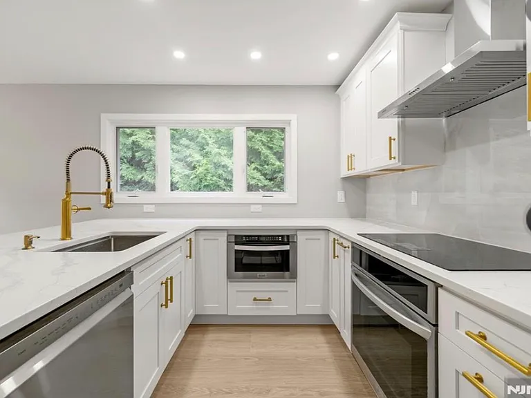 41 Monument Pl — Photo 8