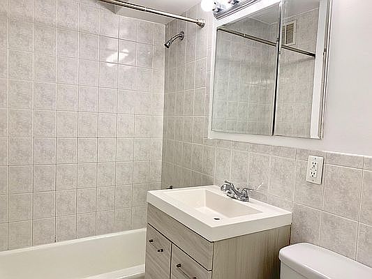 5th image of 360 E 65th St APT 7C