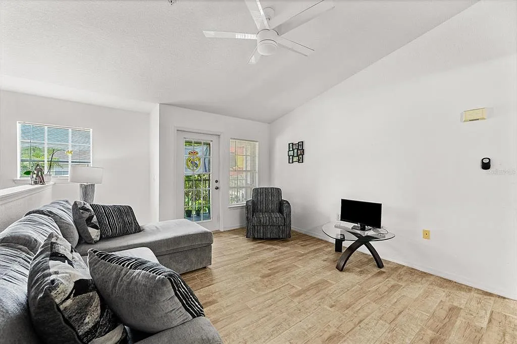 2 bed, 2.0 bath, 1080 sqft, $1,850 — Photo 2