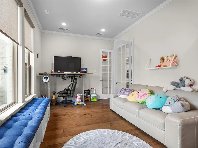 217 Longwood Dr — Photo 15