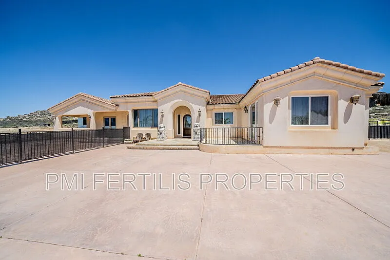 3 bed, 3.5 bath, 2200 sqft, $3,400 — Photo 3
