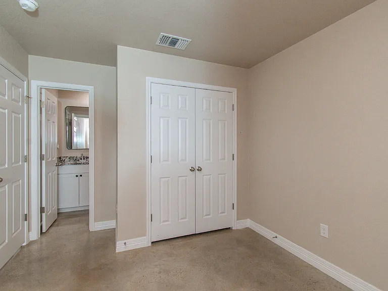 806 White Meadow Ln #B — Photo 8