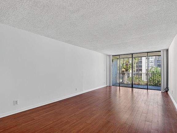 5th image of 11 Royal Palm Way #3040