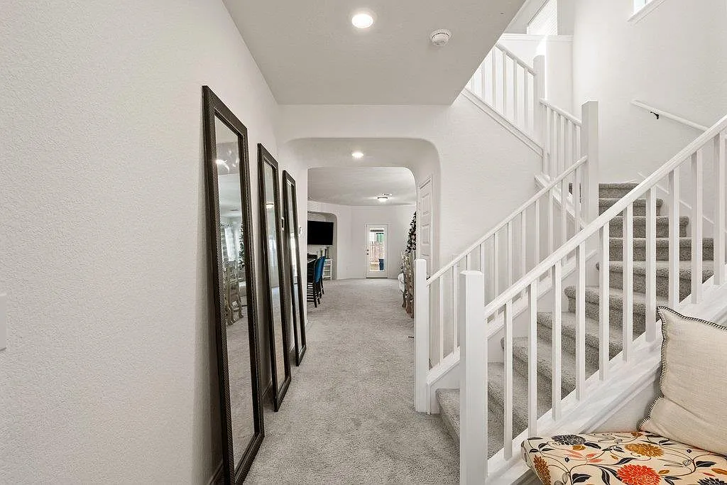 5 bed, 3.5 bath, 2556 sqft, $3,100 — Photo 4