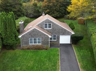 19 Meadowgrass Ln, Southampton, NY 11968