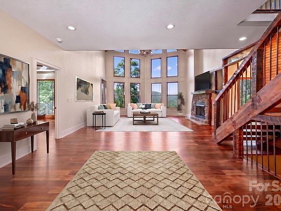 3rd image of 556 High Pines Loop