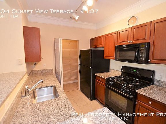 Granite; Microwave; Pantry