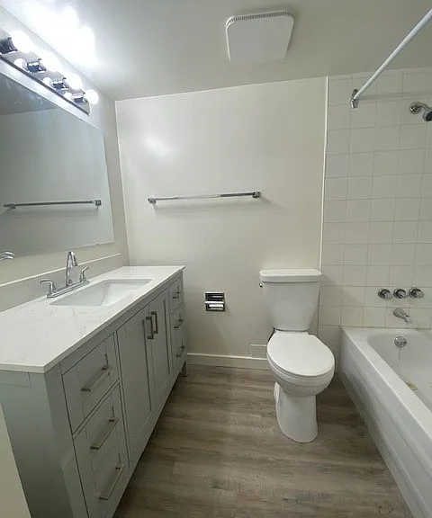 667 Head St #402 — Photo 10