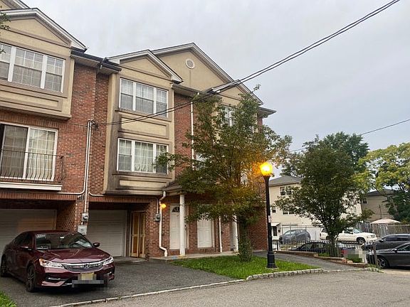 4th image of 126 Amherst St
