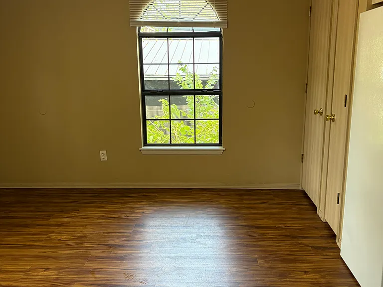 720 N Lindell Ave — Photo 23