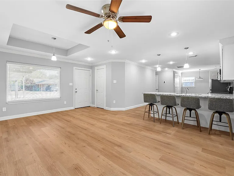 1941 Lynnview Dr — Photo 4