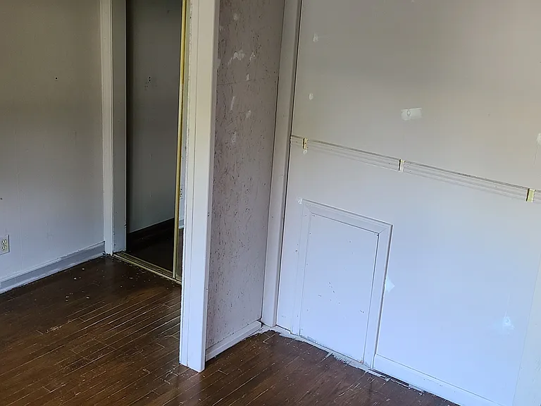 2407 NE 37th Ter — Photo 12
