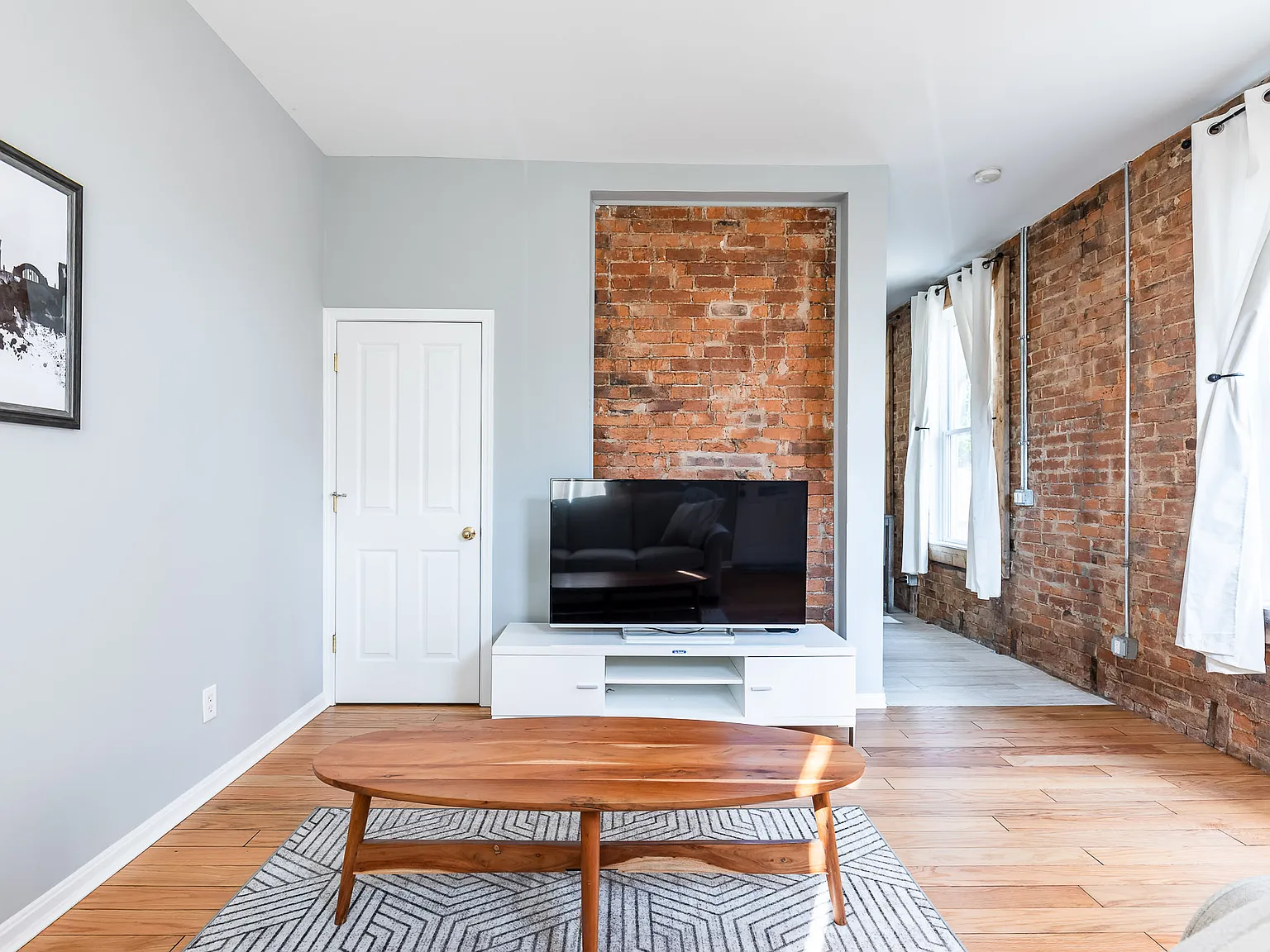 Exposed Brick Bungalow 1.5 miles from Downtown Cincinnati — Photo 3