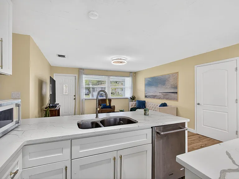 140 W 31st Ct — Photo 13