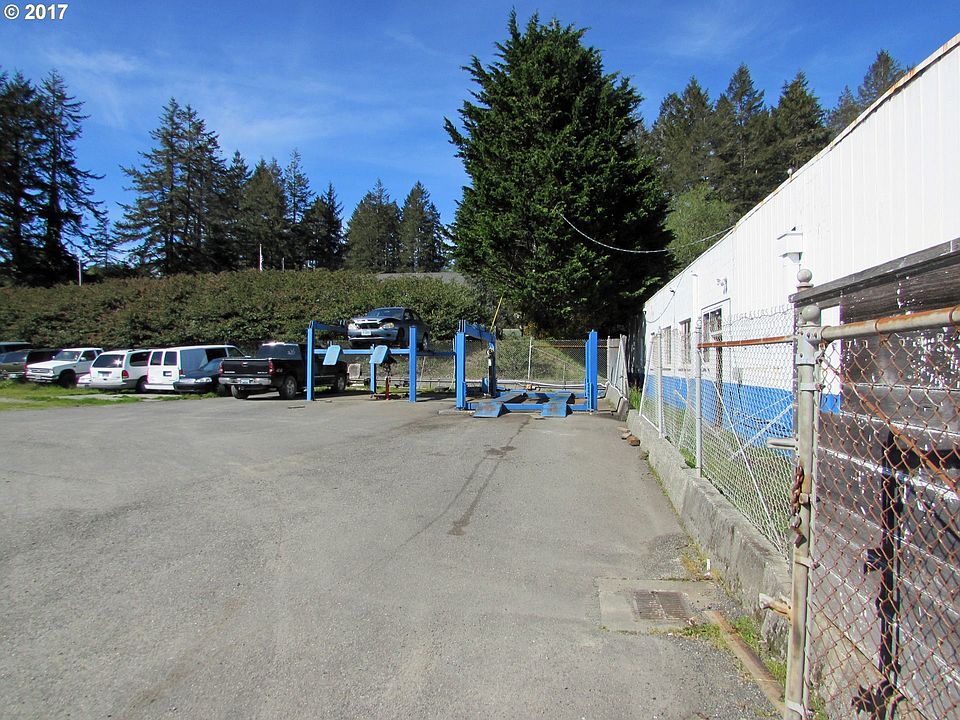 2nd image of 1002 Chetco Ave