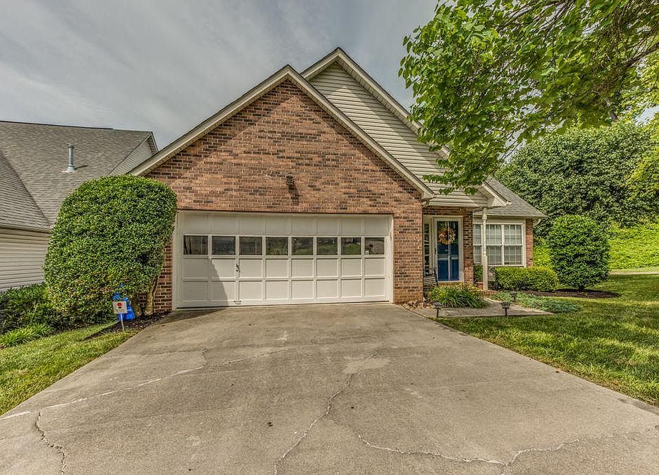 1st image of 726 Settlers Pond Way