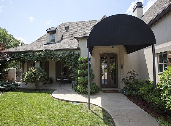 Courtyard with fountain front entrance