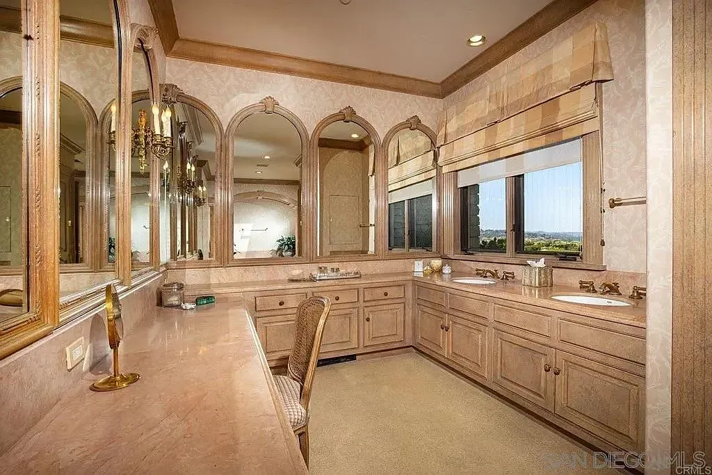 5 bed, 8.0 bath, 8950 sqft, $45,000 — Photo 4