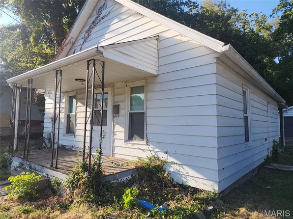 217 W Fairground Ave, Hillsboro, IL 62049