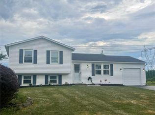 39 Wickwine Ln, Henrietta, NY 14467
