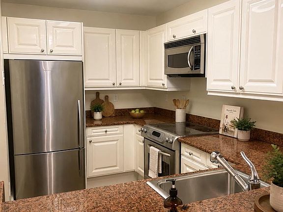 4th image of 1500 Chestnut St APT 6D