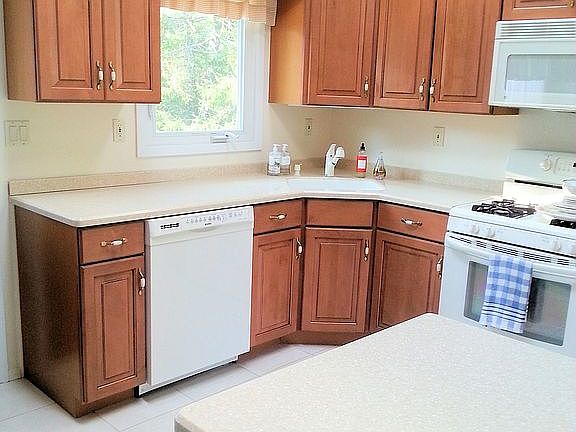 5th image of 15 Diane Ln