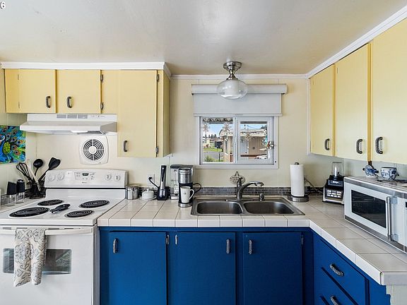 3rd image of 205 S 54th St Space 12