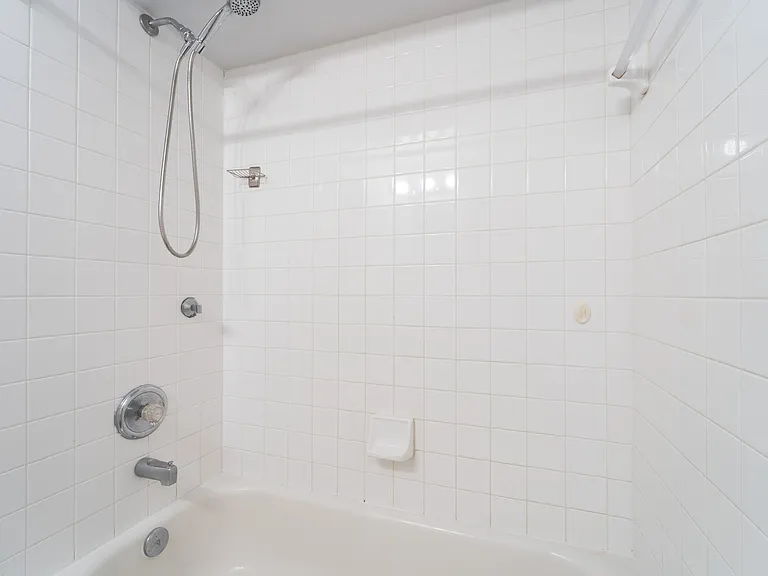 413 Lakeview Ct — Photo 26