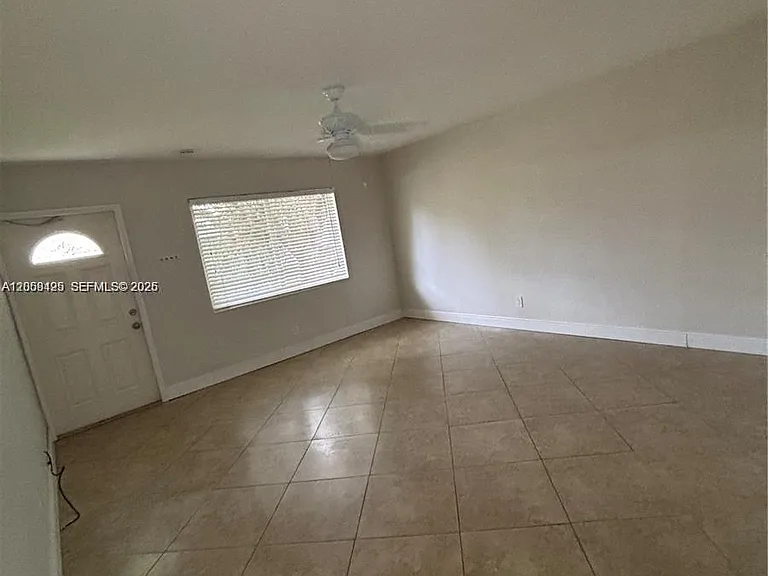 1061 NE 34th St #3 — Photo 3