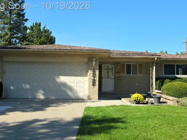 2351 Alexander Dr, Troy, MI 48083