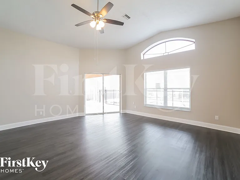 9812 Cristina Dr — Photo 2