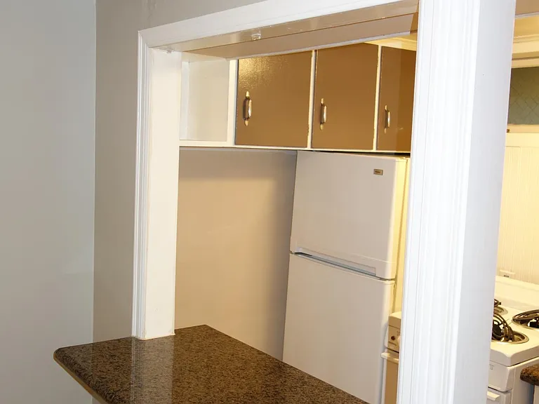 Pass through/bar in kitchen