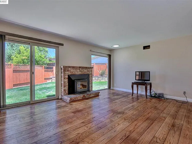 33128 Hemlock Dr — Photo 17