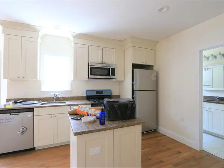220 Massachusetts Ave — Photo 15