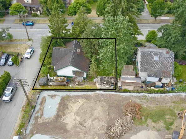 413 11th St, New Westminster, BC V3M 4E9