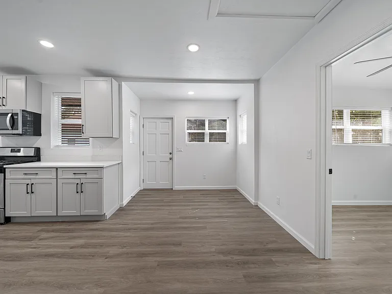 901 NW 4th Pl — Photo 9