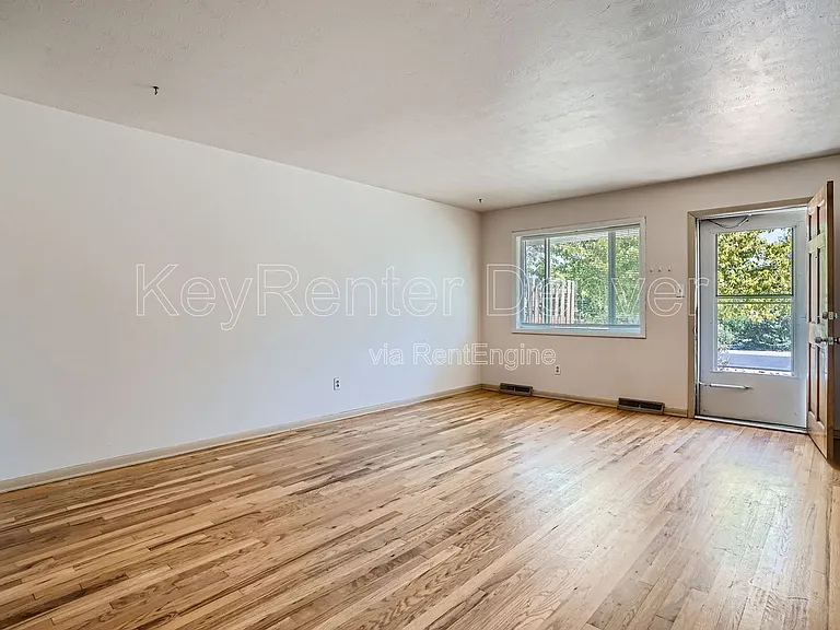 403 S Owens St — Photo 2
