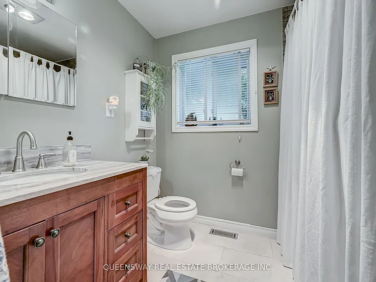 14 Webb St E — Photo 13