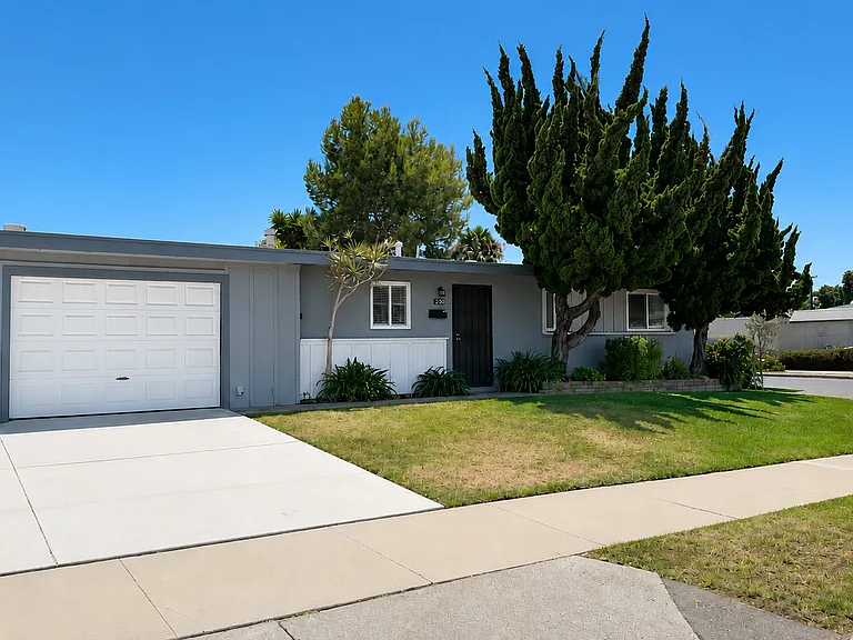 1201 Holly Ave — Photo 1