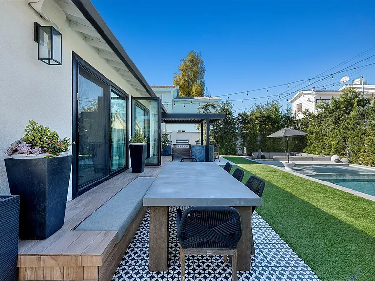2219 Graham Ave — Photo 41