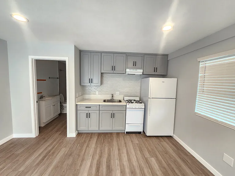 1520 Freeman Ave — Photo 5
