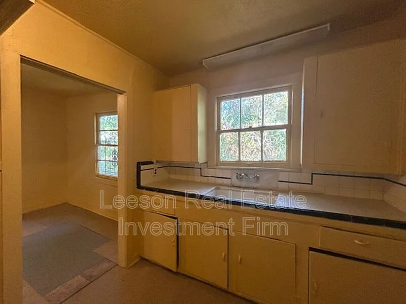 2 bed, 1.0 bath, 928 sqft, $700 — Photo 3