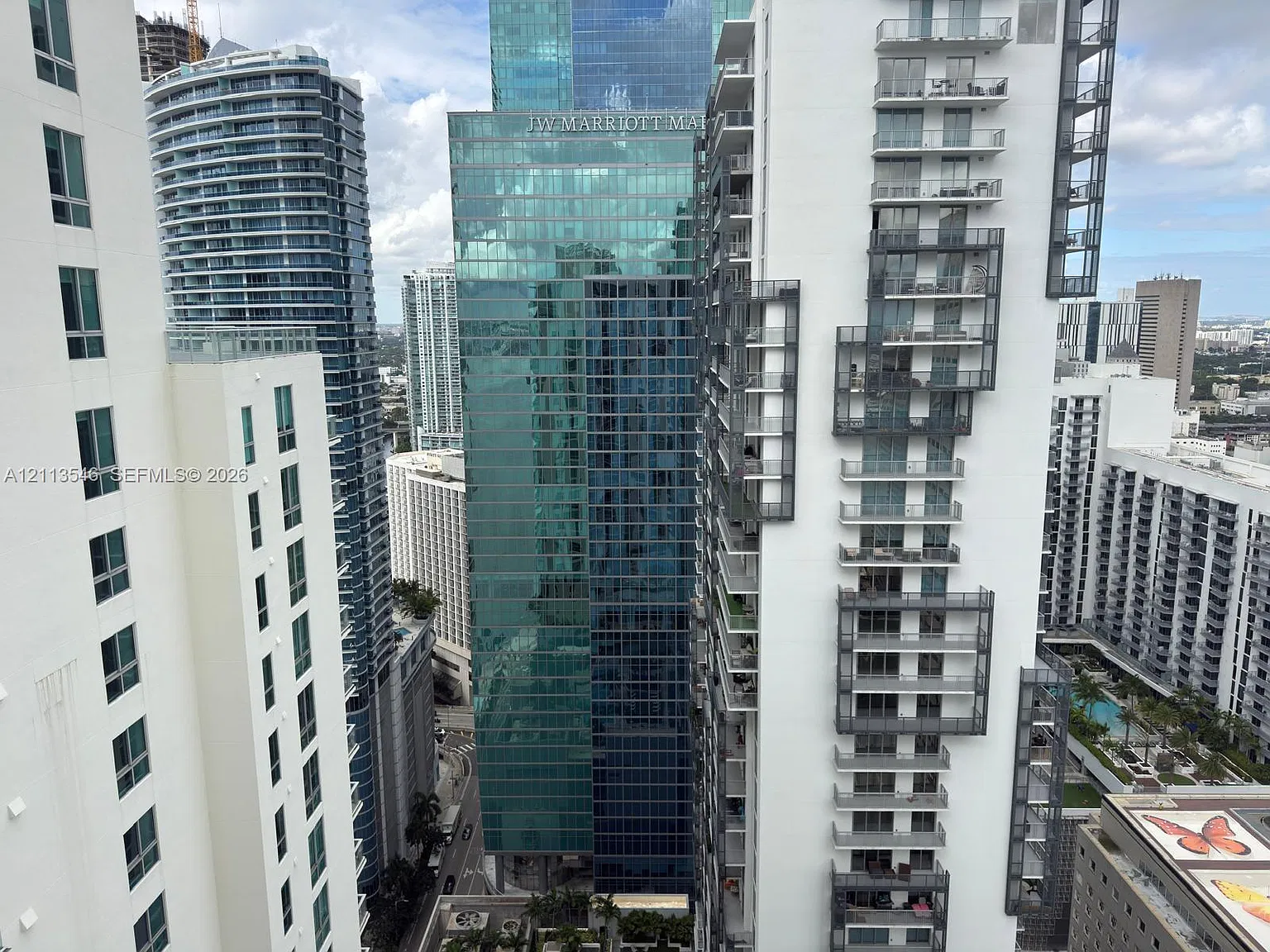Met 1 Condo — Photo 3