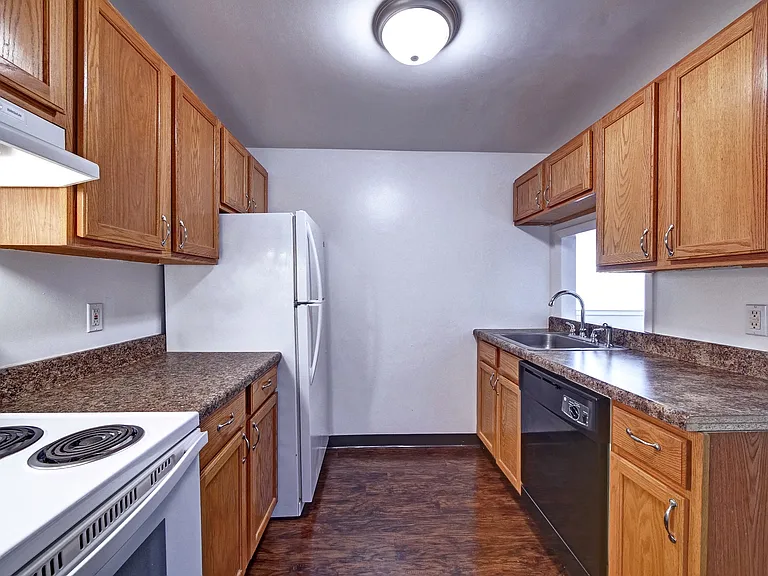 Highland Club Apartments — Photo 11