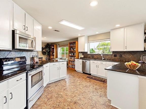 3rd image of 900 Canary Dr
