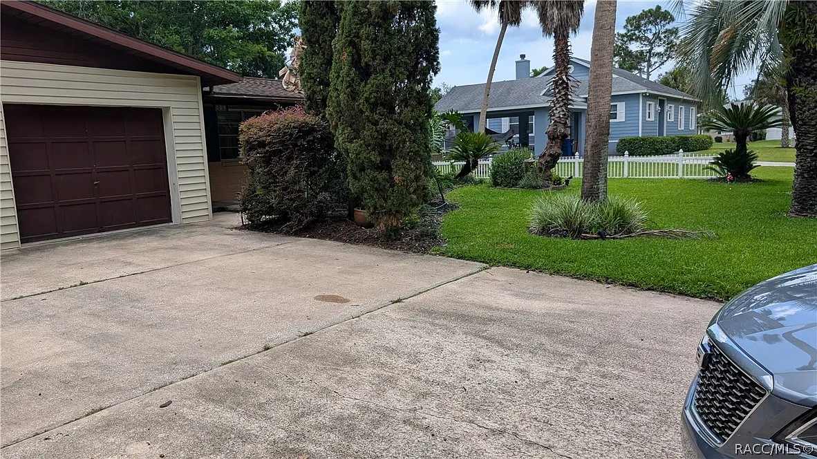 2 bed, 1.0 bath, 1007 sqft, $1,300 — Photo 2