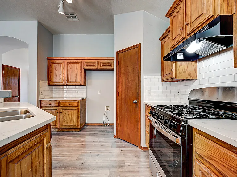 517 Lone Oak Dr — Photo 9