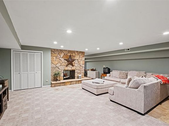 3rd image of 402 Lees Circle Dr
