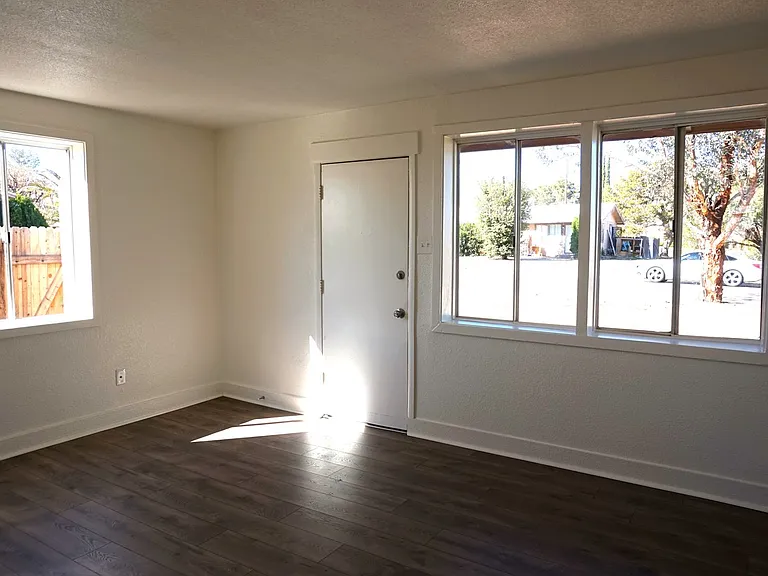 557 Graham Dr — Photo 2