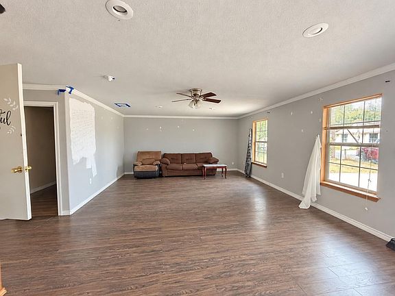 5th image of 900 Lee Ln